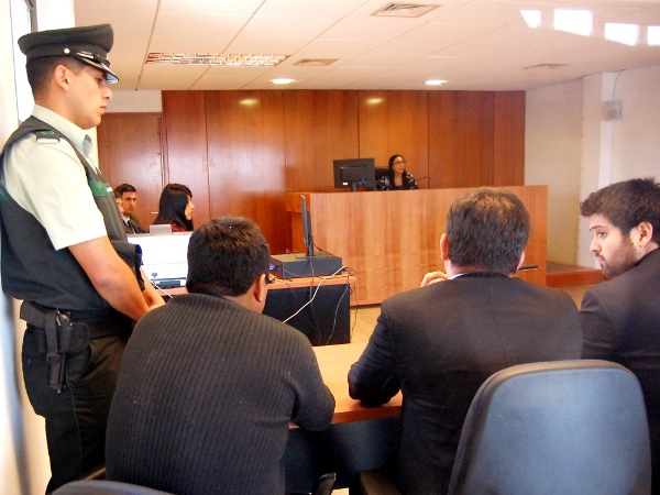 Los defensores públicos Enmanuel Toloza y Gabriel Carrión acompañaron al primer imputado (izquierda) que atendió el nuevo Tribunal de Garantía.