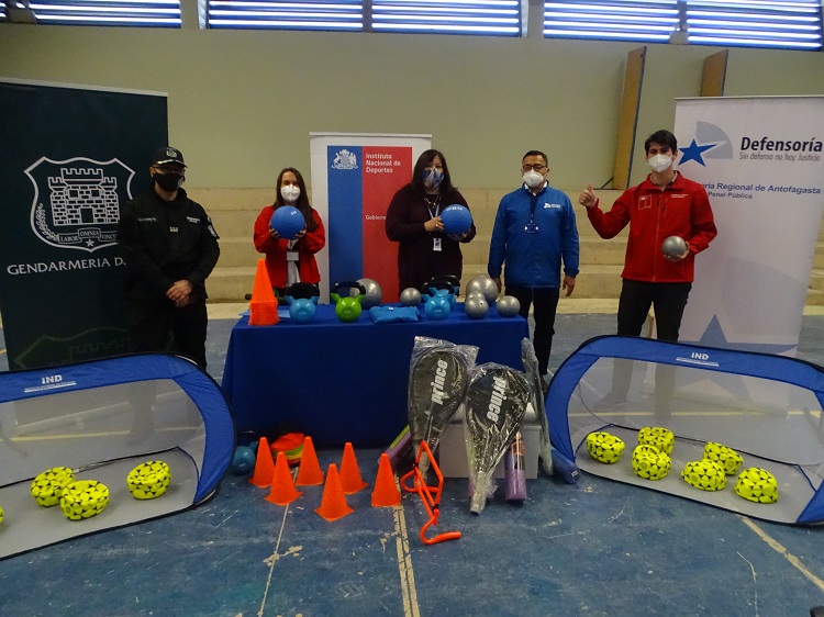 Los representantes del IN D, Gendarmería y Justicia junto al Defensor Regional durante la entrega del equipamiento.