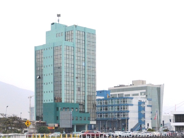El edificio "Costanera" de Iquique (de color verdoso), en cuyos segundo y tercer piso se ubican las oficinas de la Defensoría Regional de Tarapacá.