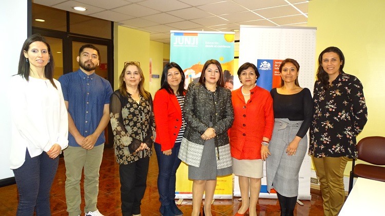 La Defensora Regional, Loreto Flores, y la directora regional de Junji, Mabel Encalada, junto a sus respectivos equipos técnicos.