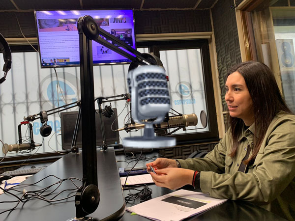 La abogada Constanza Álamos durante la entrevista radial.