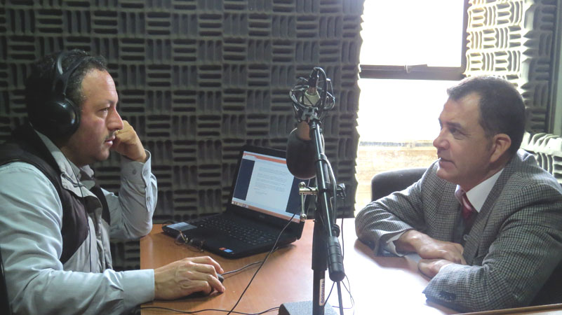 El Defensor Regional de O'Higgins, Alberto Ortega, entrevistado sobre defensa indígena en radio Isla de Pichilemu.