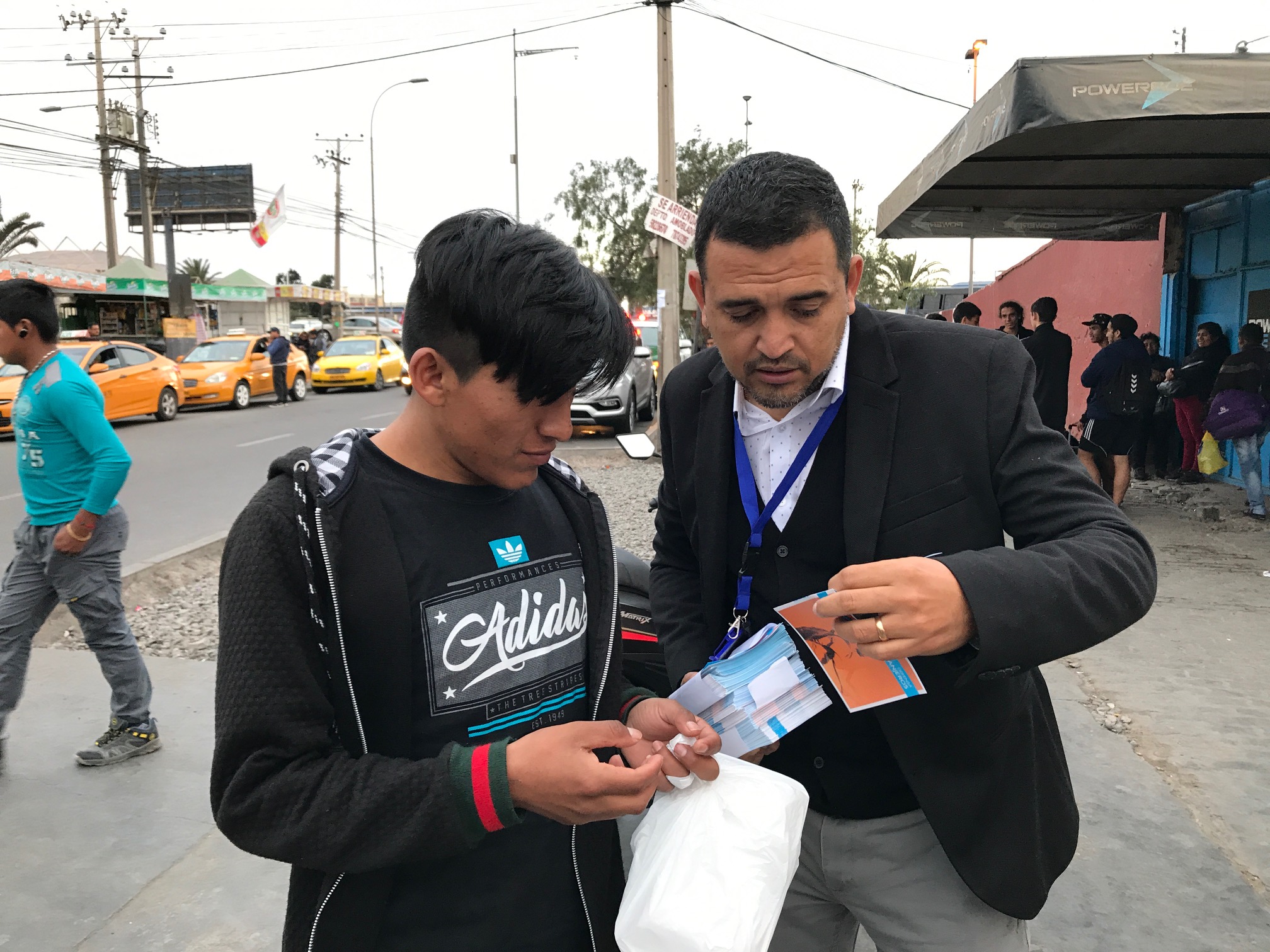 El encargado de la UAGD entregó folletería a quienes ingresaban o salían de Chile por el Terminal Internacional Arica-Perú.