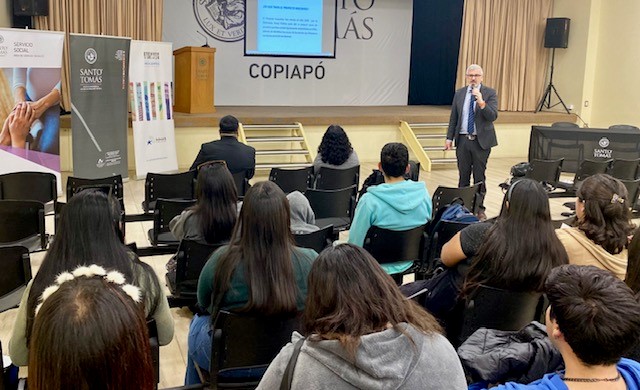 El Defensor Regional de Atacama explicó el "Proyecto Inocentes" a alumnos y alumnas del instituto profesional Santo Tomás en Copiapó.