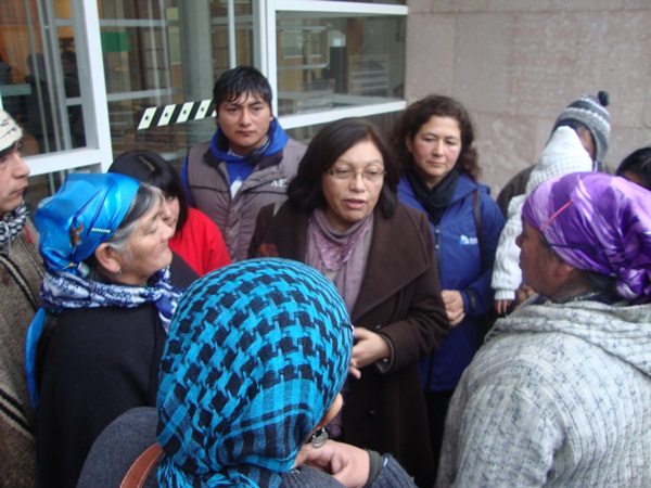 A la salida del tribunal, la defensora pública María del Rosario Salamanca conversó con miembros de la comunidad del machi Celestino Córdova.