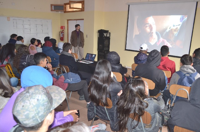 Medio centenar de estudiantes conocieron el caso de Adrián Zarricueta, incorporado al "Proyecto Inocentes". 