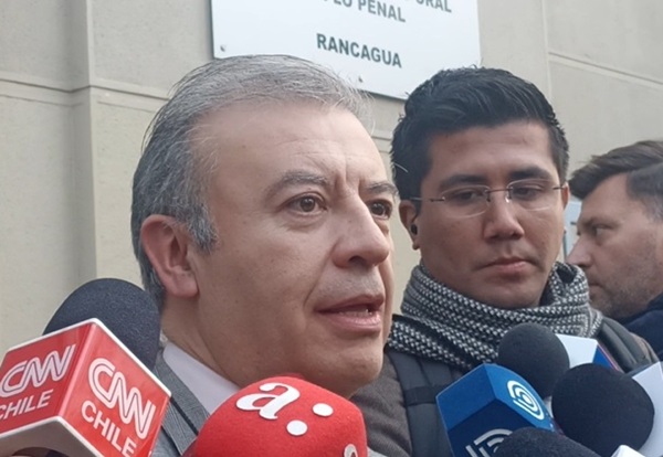 El defensor local jefe de Rancagua, Leonardo D&iacute;az, represent&oacute; a Manuel G&oacute;mez.