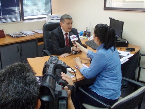 El equipo de TRC Televisión entrevistando al Defensor Regional de Tarapacá, Marco Montero.