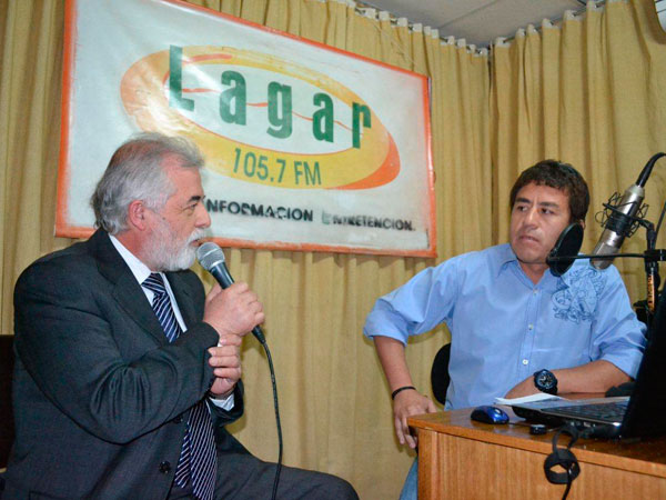 Arturo Zegarra (izquierda) contestó un largo cuestionario del locutor Exequiel Santos (derecha).