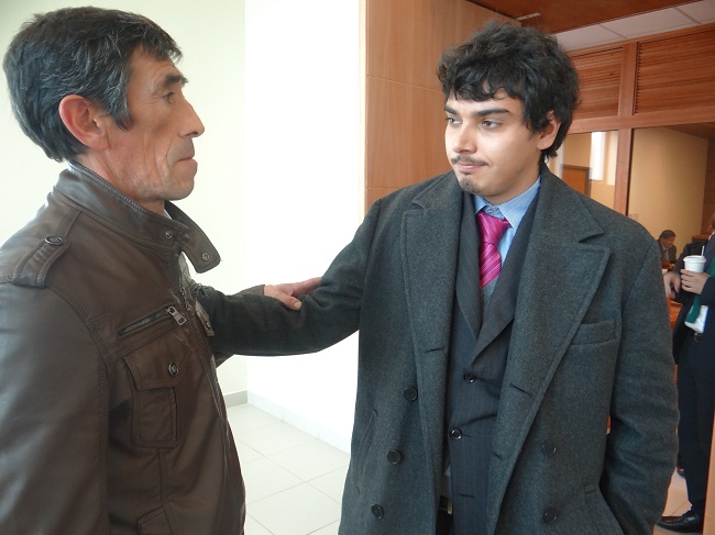 Jaime Urdangarin, defensor público de Puerto Natales, explica el veredicto absolutorio a uno de los acusados.