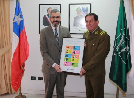 El Defensor Regional, Raúl Palma, hizo entrega del afiche de difusión de derechos de las personas imputadas al general de Carabineros Jorge Bohle.