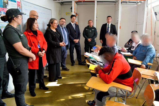 Una imagen del di&aacute;logo de las autoridades con los internos que asisten a talleres.