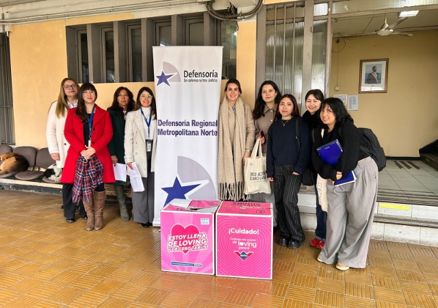 El equipo de defensa de g&eacute;nero de la DRMN y las integrantes de RAC a la entrada de la c&aacute;rcel de San Miguel.