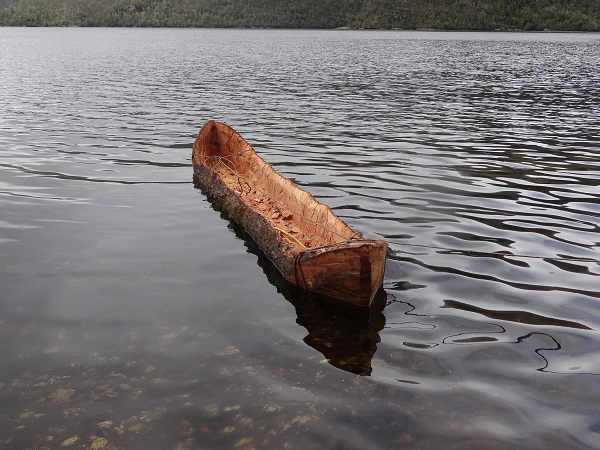El kajej (canoa) fue construido por Raúl Edén con un tronco de coigüe.