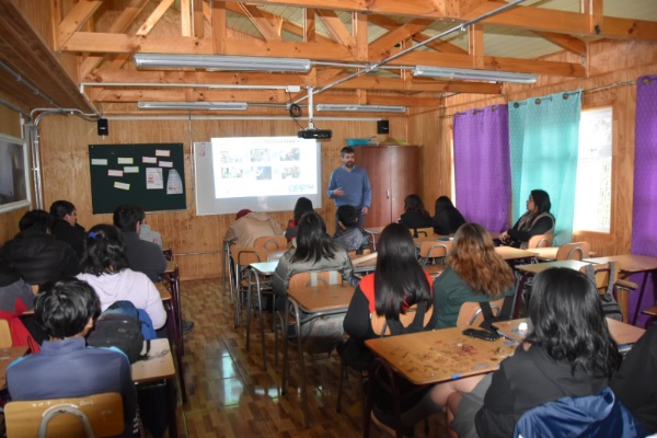 Felipe Ahrens conversó con alumnos y alumnas de la Escuela Rural de Pargua.