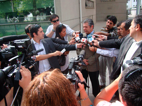 El defensor Jaime Pacheco, habla con la prensa.