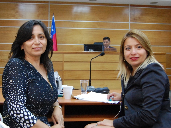 Las defensoras públicas Scarlett Muñoz y Bárbara Chandía, al inicio de la audiencia de formalización.