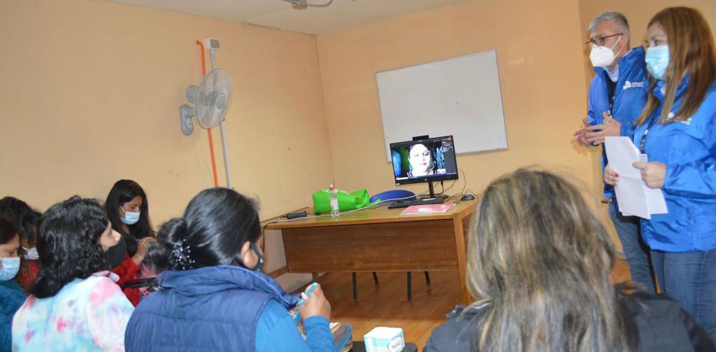 El Defensor Regional de Atacama, Raúl Palma, felicitó a las mujeres que participan en el taller de crochet "Tejiendo libertades".