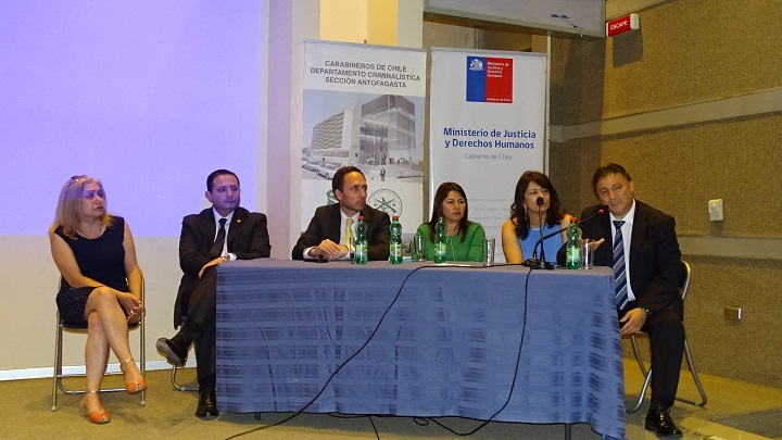 La Defensora Regional de Antofagasta junto a los expositores del seminario forense del SML.