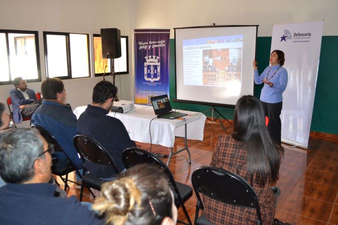 La Defensora Regional de Coquimbo durante la charla para las y los funcionarios de la Municipalidad de Vicuña.