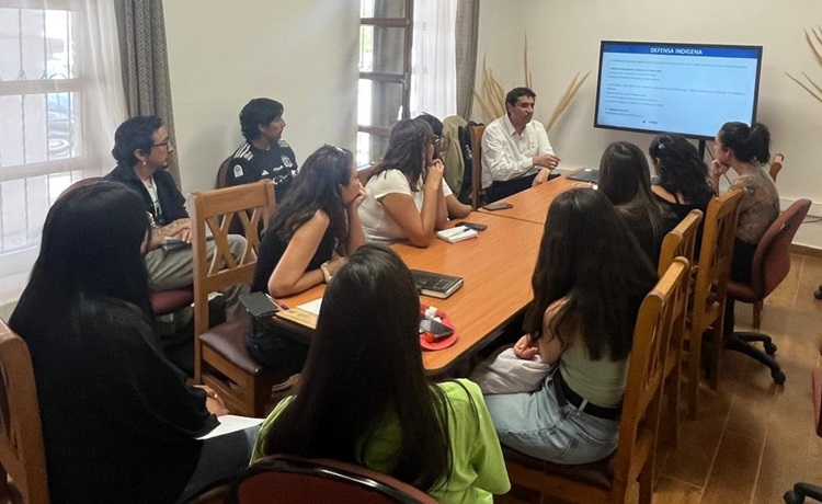 Los directores de diversos departamentos de la Municipalidad de San Pedro de Atacama participaron en la charla de la Defensoría.