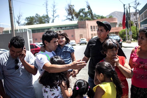 Julio Robles es saludado por familiares que lo esperaban a la salida del penal de Copiapó