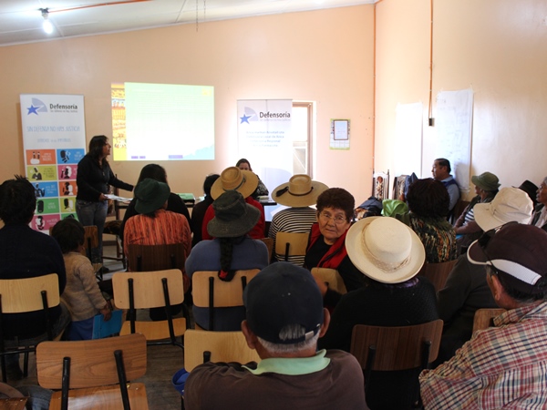 La facilitadora intercultural Inés Flores dialogando con más de veinte habitantes de Tignamar sobre defensa especializada indígena.