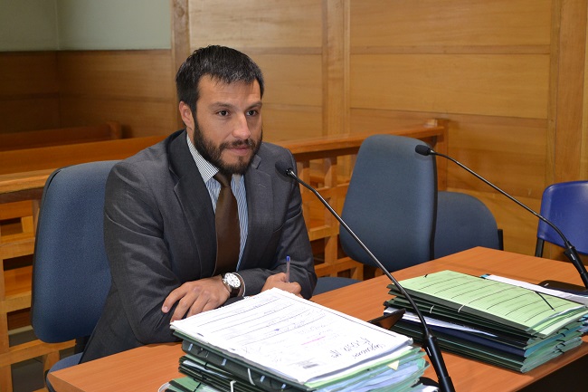 El defensor penal juvenil Luis Acuña Tapia, durante una audiencia en los tribunales de garantía de Temuco.