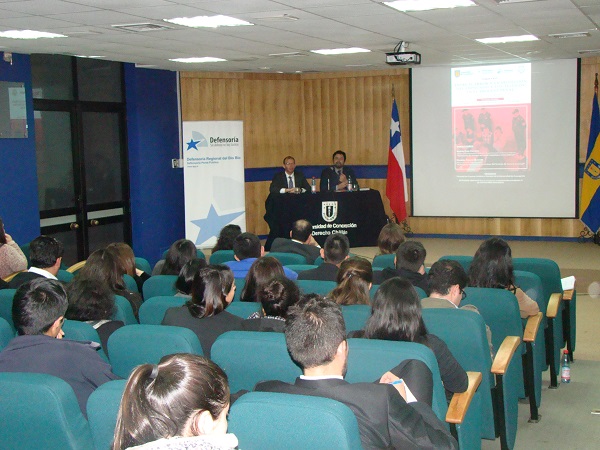 Estudiantes de derecho del Campus Chillán de la Universidad de Concepcion participaron activamente en el seminario.