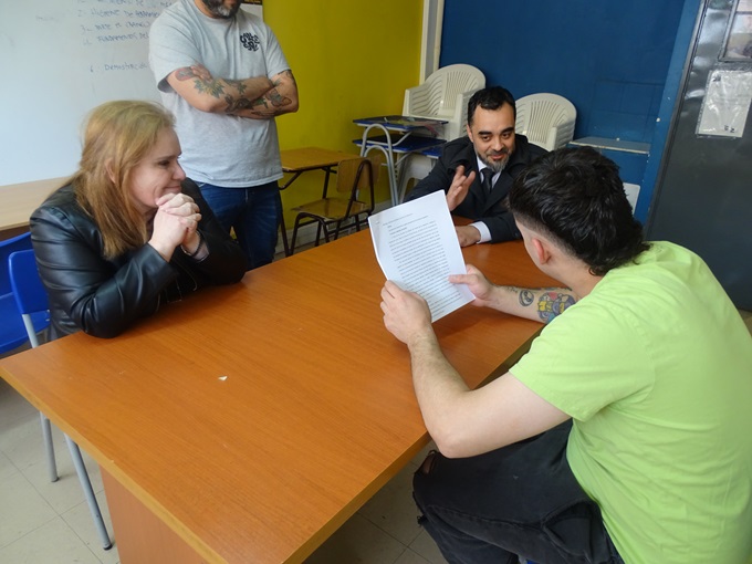 El instante preciso en que el defensor p&uacute;blico juvenil y la Defensora Regional explican a uno de los j&oacute;venes que recuperar&aacute; su libertad.