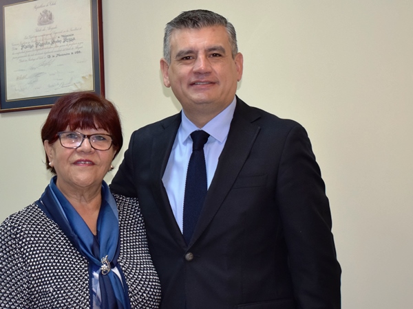 El Defensor Regional de Tarapacá, Marco Montero, y Marilyn Fredes, ministra de la Corte de Apelaciones de Iquique.