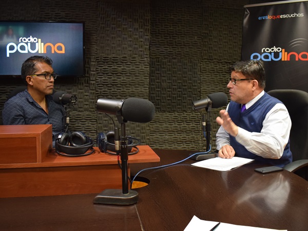 El Defensor Regional de Tarapacá, Gabriel Carrión, en los estudios de radio "Paulina".