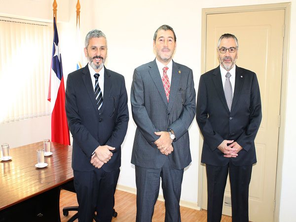 El Defensor Regional, Raúl Palma, junto al nuevo fiscal regional, Alexis Rogat, y al director administrativo de la DPP, Patricio Gajardo.