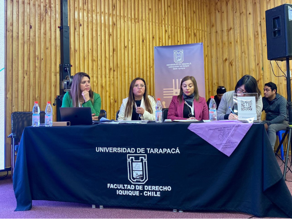 La Jefa de Estudios Regional, Karina Reyes y la defensora penal juvenil, Paulina Aracena, exponiendo en la jornada.