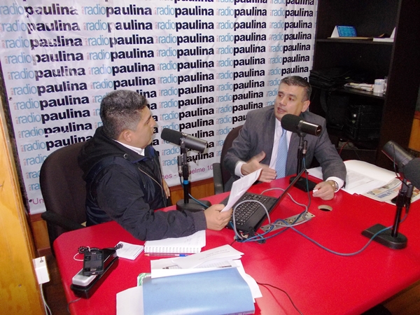 El Defensor Regional de Tarapacá junto al locutor Marcelo López, de Radio Paulina. en un dinámico diálogo al aire.