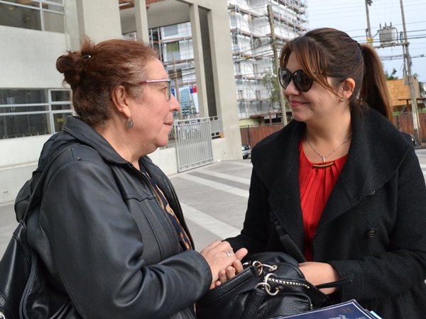 La defensora penal pública Paulina Aracena junto a la madre del universitario imputado.