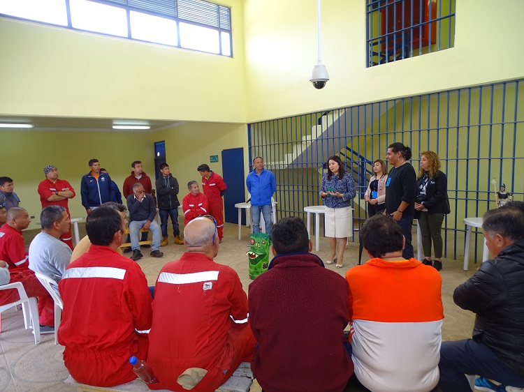 La Defensora Regional, Loreto Flores, visitó los talleres que se están ejecutando en distintos centros penales.