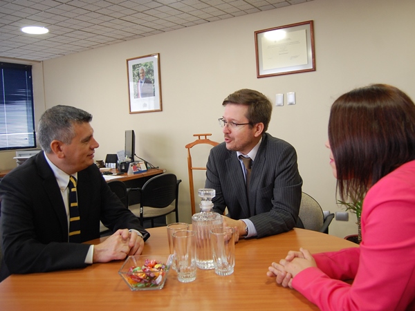 El seremi de Justicia y Derechos Humanos dialoga con el Defensor Regional de Tarapacá, Marco Montero.