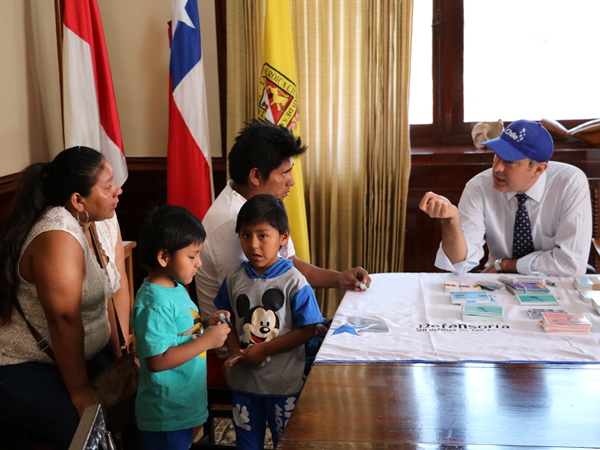 El jefe de Estudios,Sergio Zenteno, atendiendo a chilenos residentes en una nueva plaza de justicia realizada en Tacna.