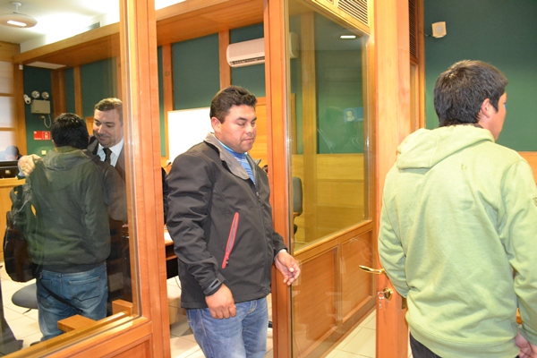 Al término de la audiencia, el defensor penal mapuche Jaime López saludó a los comuneros absueltos.