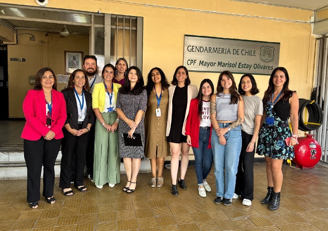 La Defensora Regional Metropolitana Norte junto a los equipos de g&eacute;nero de ambas sedes metropolitanas.