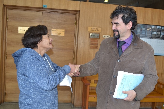 A la salida de la audiencia, Mónica Cortés agradeció emocionada al defensor público Erick Astudillo.