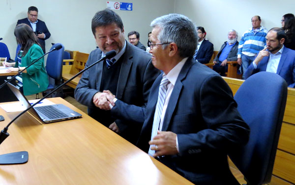 El defensor público Cristian Godoy felicita a don Horacio por su rehabilitación y el término de su causa penal.