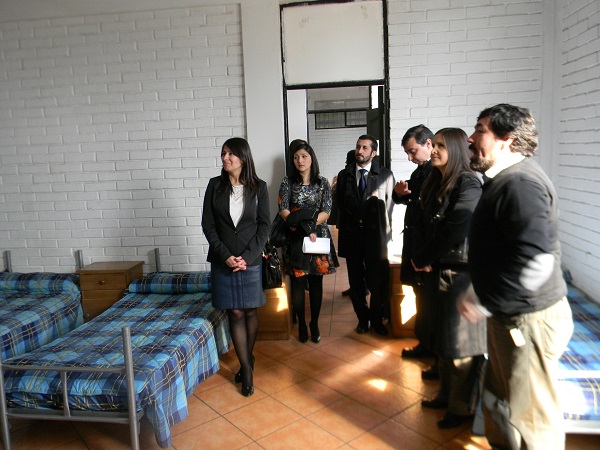 La delegación, encabezada por la Defensora Regional Viviana Castel, aprovechó de recorrer las instalaciones del centro semicerrado.