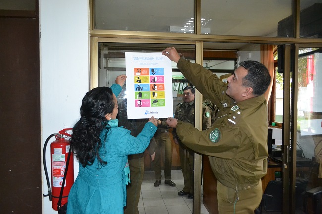 Carabineros de Angol reciben el afiche de la Defensoría sobre los derechos  de los imputados 