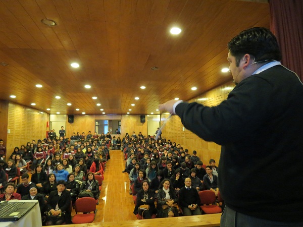 Antes unos 150 alumnos, el defensor local jefe de Parral, Rodrigo Jaque, explicó la Ley de Responsabilidad Penal Adolescente (LRPA).