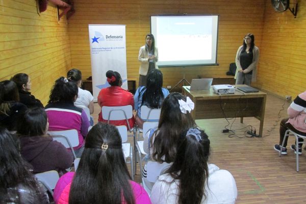 Con gran inter&eacute;s, las internas del CPF de Temuco participaron en este di&aacute;logo participativo.