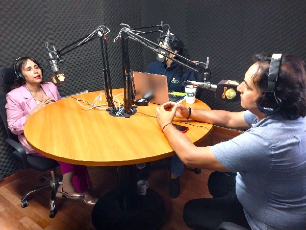 La Defensora Regional en el estudio de radio 'Elquina'.