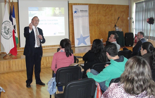 El Defensor Regional del Biobío dio inicio a la charla en a Universidad Santo Tomás. 