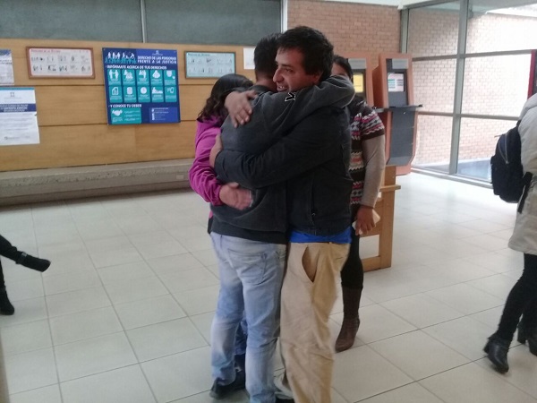 (Gentileza diario La Discusión) El joven abrazó a su familia a la salida del tribunal, tras conocer su absolución. 